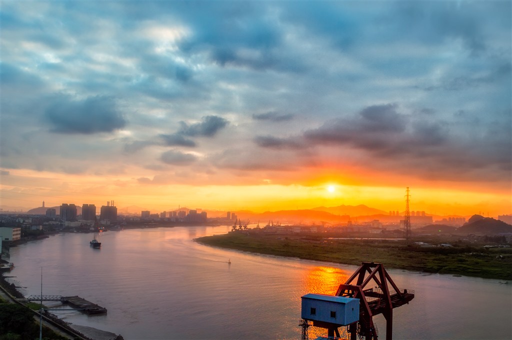 河水转弯处的朝阳天空风景图片 第1页