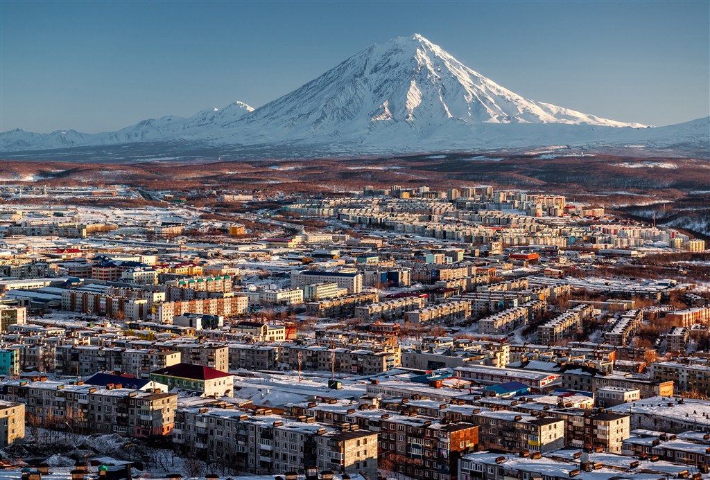 雪山脚下小镇风景画 第1页