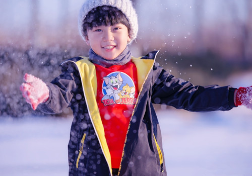 冬日雪中帅气小正太图片_雪地里的小暖男 第1页